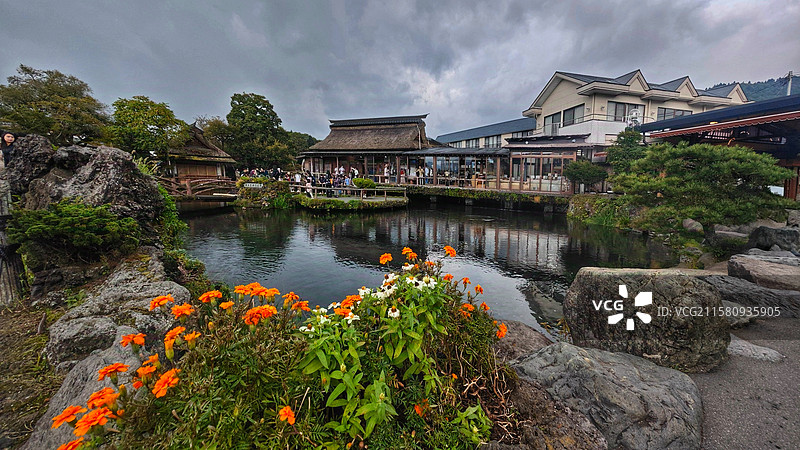 忍野八海位于日本山梨县，是富士山雪水汇聚成的八个清泉池，湖水清澈，景色如画，富士山景相映，美如仙境。图片素材