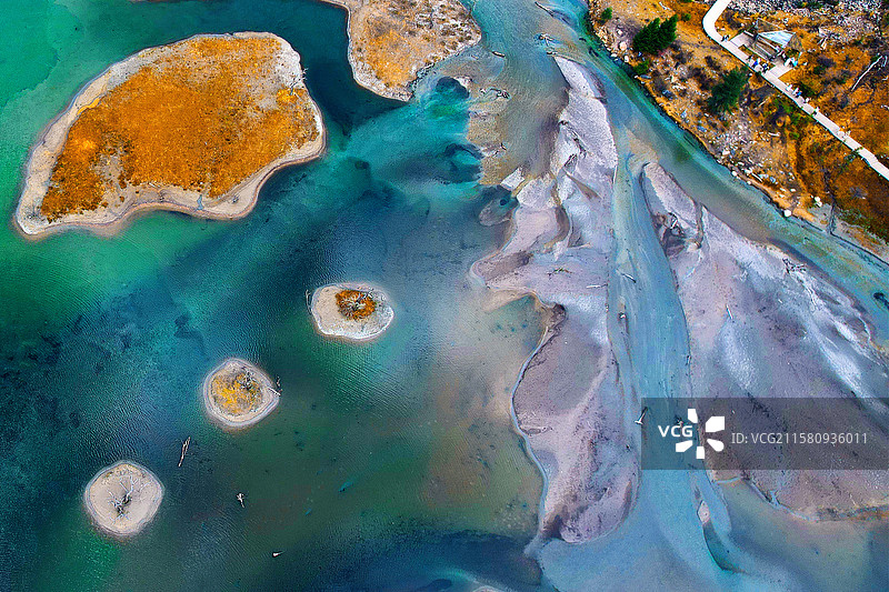 航拍四姑娘山的湖泊图片素材