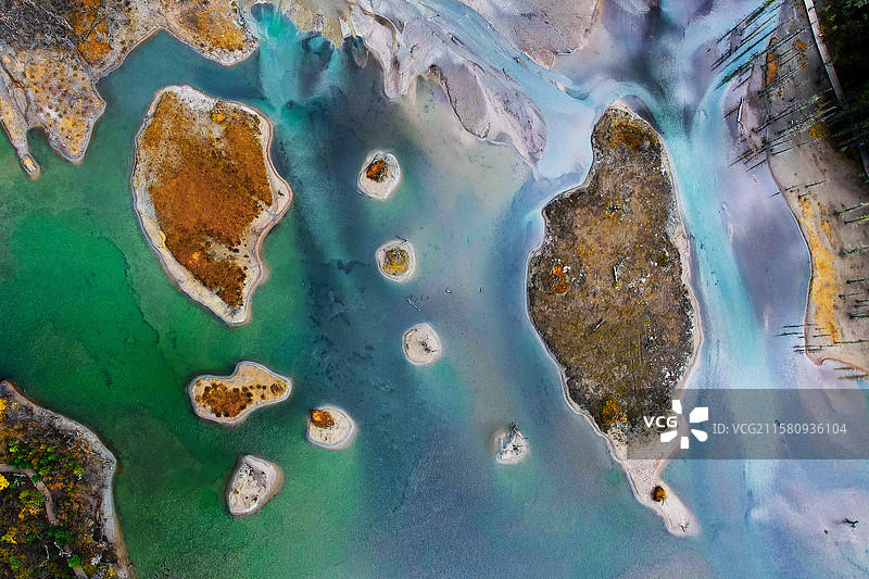 航拍四姑娘山的湖泊图片素材