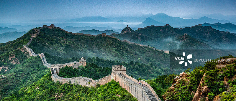 青峦托举的巨龙图片素材