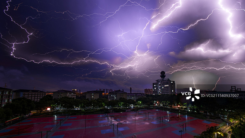 南京7.16雷暴，南京信息工程大学气象楼图片素材