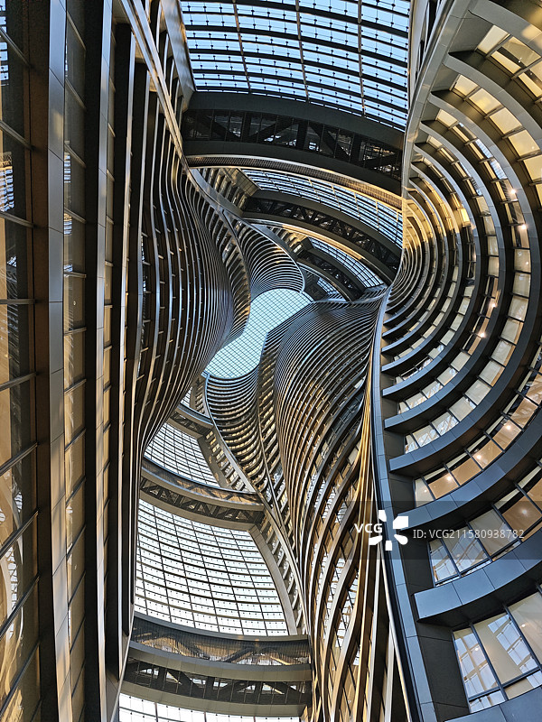 北京丽泽商务区办公楼宇曲线结构与玻璃穹顶的空间美学图片素材