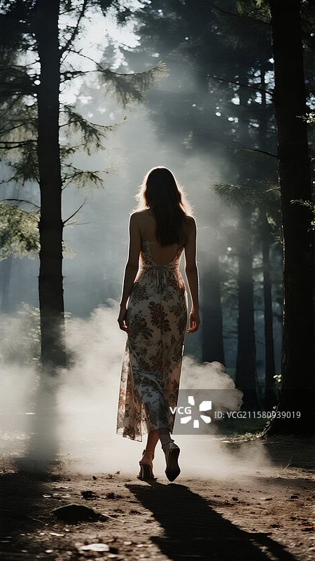 穿碎花连衣裙的女人图片素材