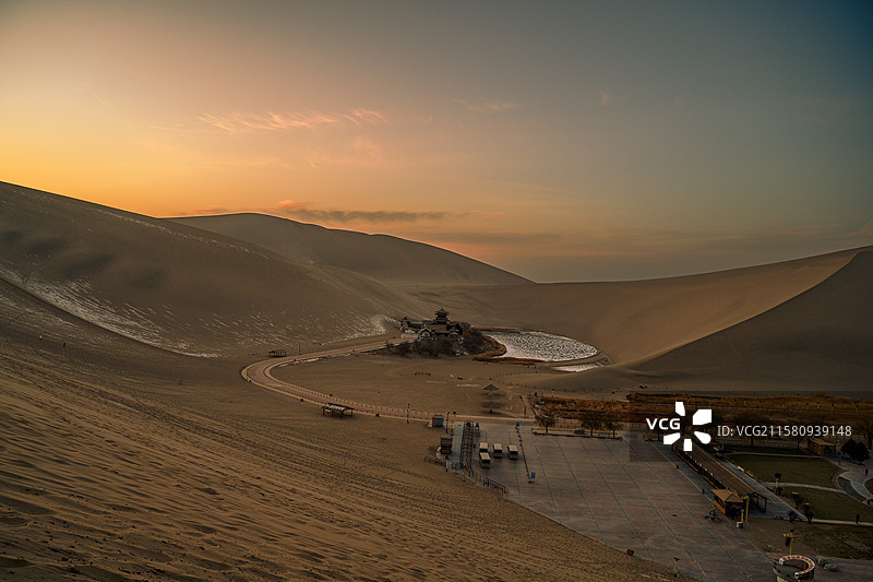 月牙泉鸣沙山黄昏图片素材