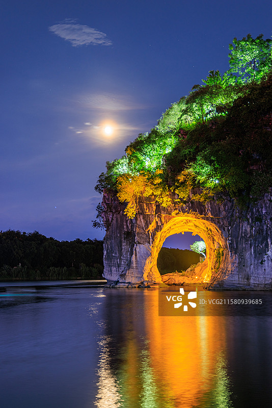月亮和桂林象鼻山水月洞图片素材