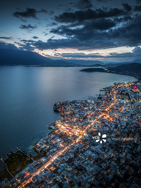 云南大理双廊古镇夜景航拍图片素材