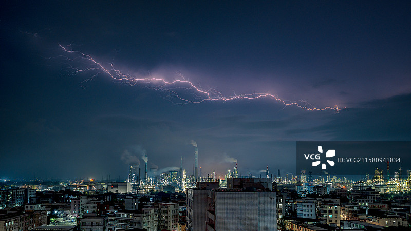 6号台风韦帕空中闪电茂石化练油厂高角度视图图片素材