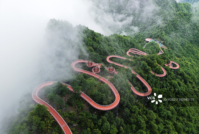 甘肃康县：航拍长坝镇花桥AAAA级风景区青龙山旅游度假区徒步“云道”景观图片素材