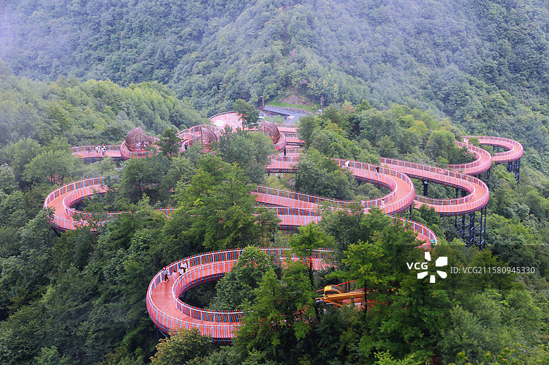 甘肃康县：航拍的长坝镇花桥村国家级4A级旅游风景区青龙山旅游度假区观光“云道”图片素材