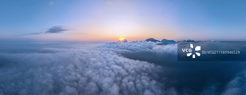 金秀大瑶山圣堂山的云海日出图片素材