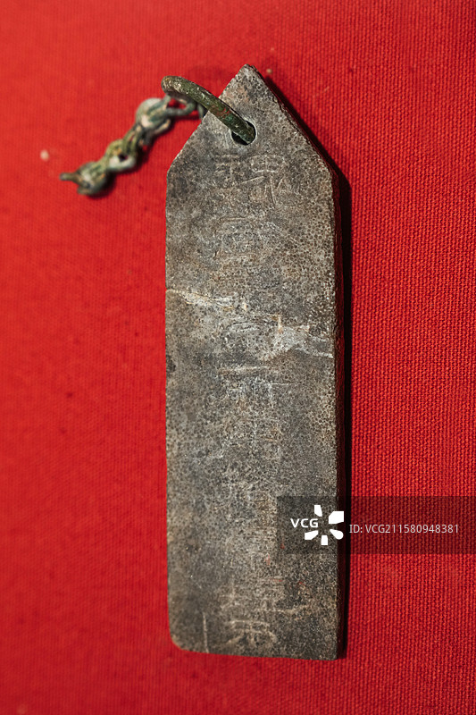 曹操高陵遗址博物馆藏——“魏武王常所用挌虎短矛”圭形石牌，东汉（公元25-220年）图片素材