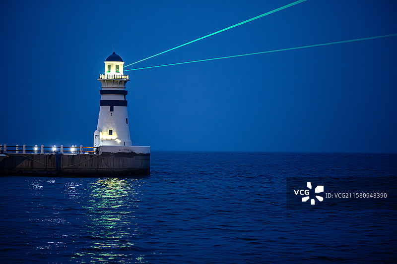 夜晚的辽宁省葫芦岛市绥中县东戴河海滨蓝月沙滩灯塔大海风光蓝色时刻图片素材