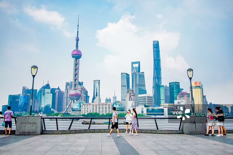 东方明珠下的摩登都市图片素材