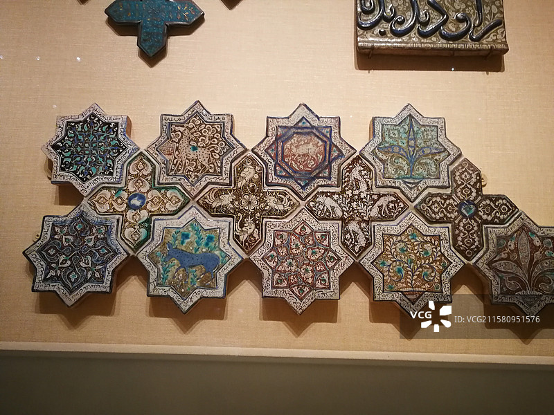 纽约大都会博物馆伊斯兰艺术厅塞尔柱星形瓷砖组图片素材