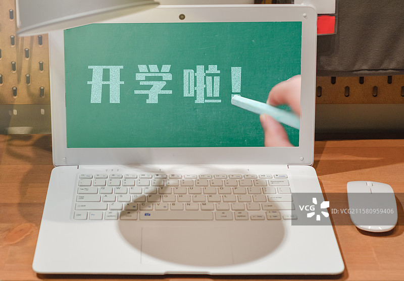 粉笔手书 “开学啦” 于笔记本电脑绿屏图片素材