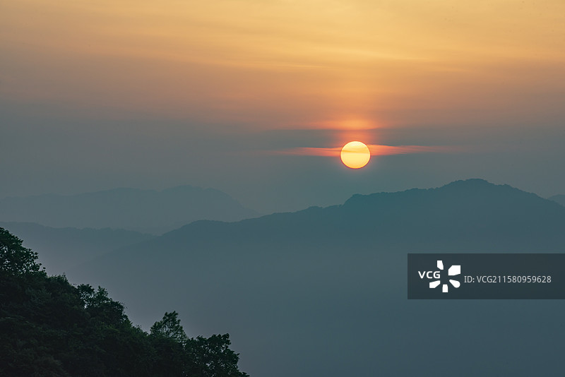 山间日出山峦旭日东升图片素材