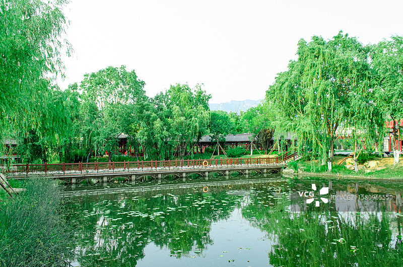 中国非都市风光拍摄主题，山东泰安泰山天平湖公园，木制栈道步行道路外立面和湖泊，户外白昼无人图像摄影图片素材