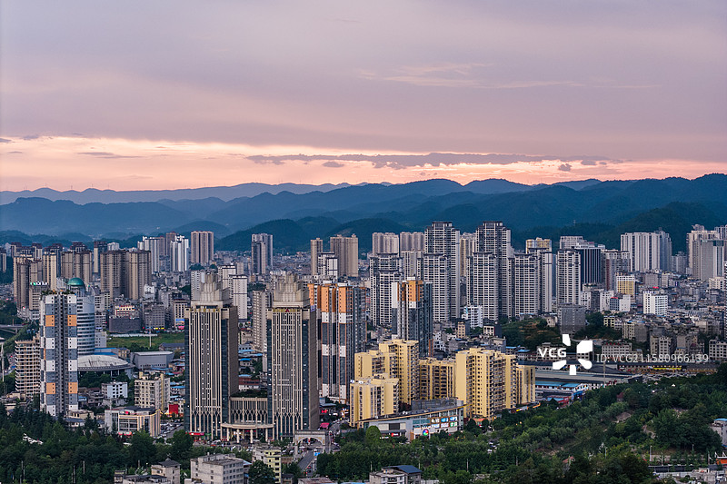湖北利川傍晚时分的城市风光图片素材
