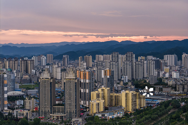 湖北利川傍晚时分的城市风光图片素材