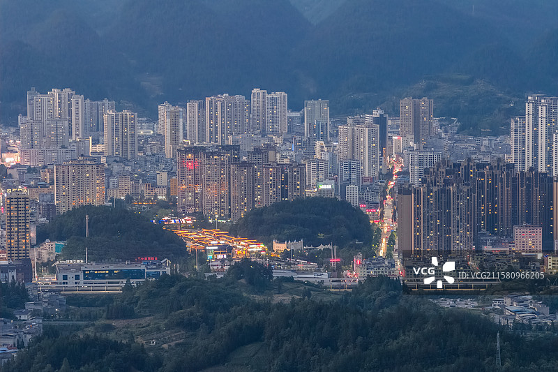 湖北利川傍晚时分的城市风光图片素材