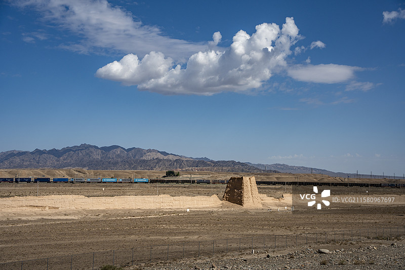 甘肃嘉峪关长城第一墩图片素材