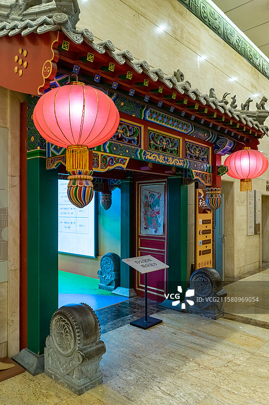 中国古代文明文化遗产拍摄主题，山东济南市博物馆，古代建筑物房屋和门口的红灯笼抱鼓石，室内无人图像摄影图片素材