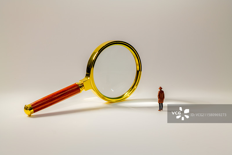 商务人士与放大镜图片素材