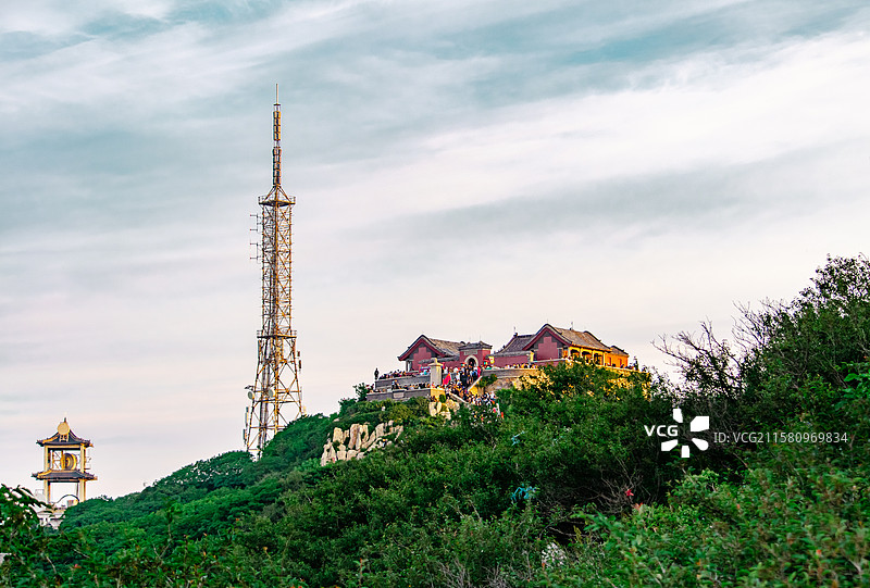 中国非都市风光拍摄主题，山东泰安市国内著名景点泰山风景区，玉皇顶玉皇庙和电塔，户外白昼无人图像摄影图片素材