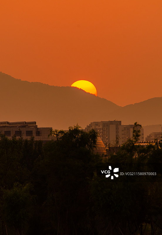 中国非都市风光拍摄主题，圆形的大太阳夕阳红晚霞火烧云，日出日落夕阳晚霞火烧云，户外无人白昼图像摄影图片素材