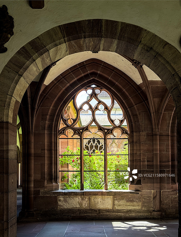 长廊尽头的花园图片素材