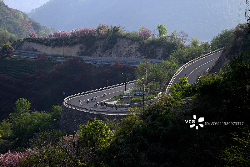 盘山公路上的骑行者，自行车骑行，户外运动，浙江绍兴图片素材