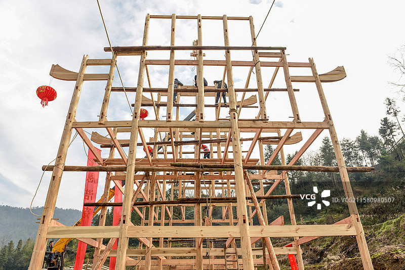 湖北恩施土家吊脚楼上梁仪式图片素材