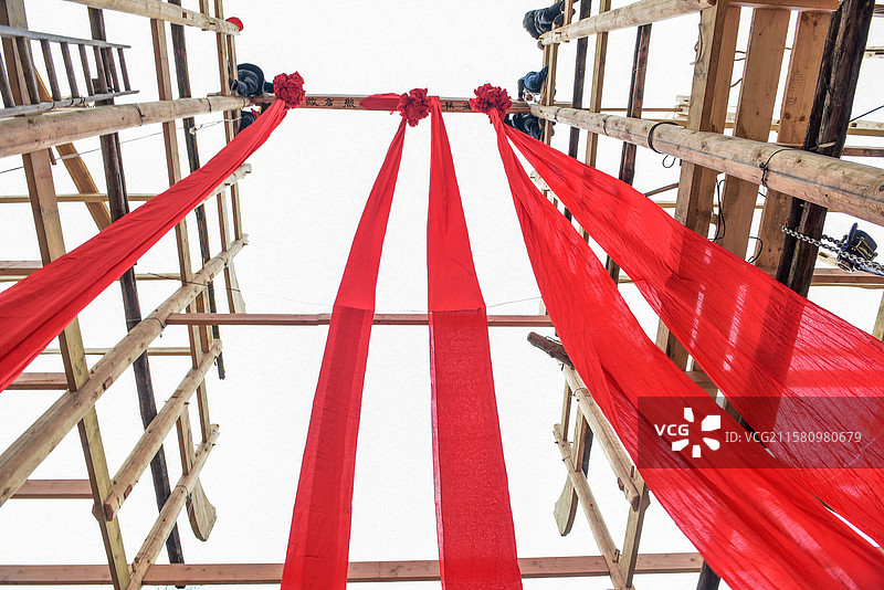 湖北恩施土家吊脚楼上梁仪式图片素材