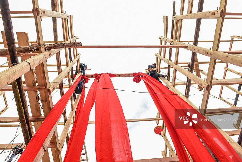 湖北恩施土家吊脚楼上梁仪式图片素材