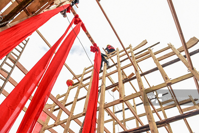 湖北恩施土家吊脚楼上梁仪式图片素材