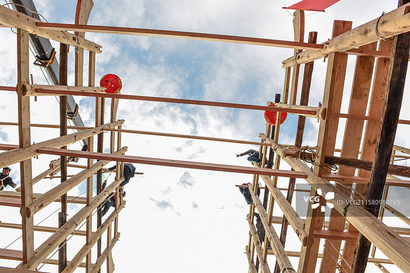 湖北恩施土家吊脚楼上梁仪式图片素材