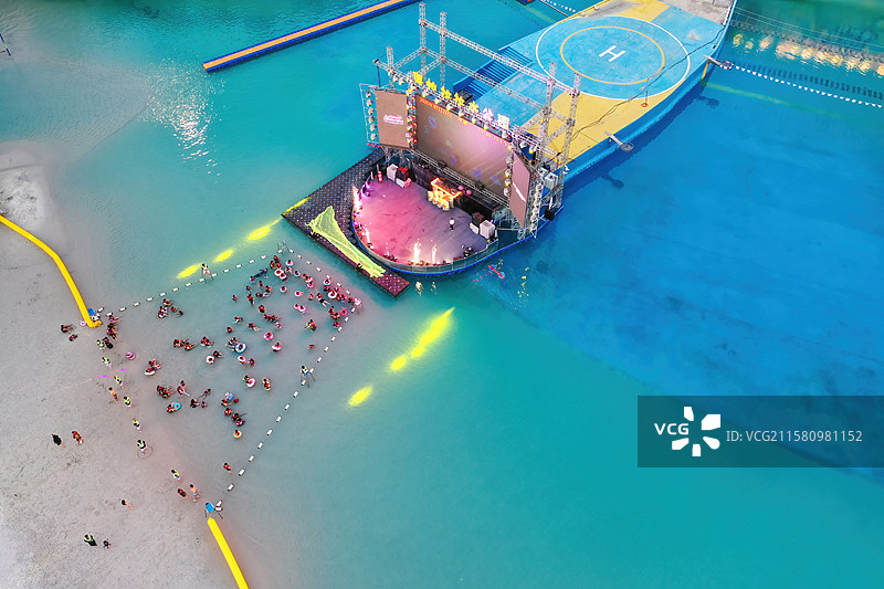 河南省 郑州市 奥帕拉拉水公园 夏日里嬉水的人们图片素材