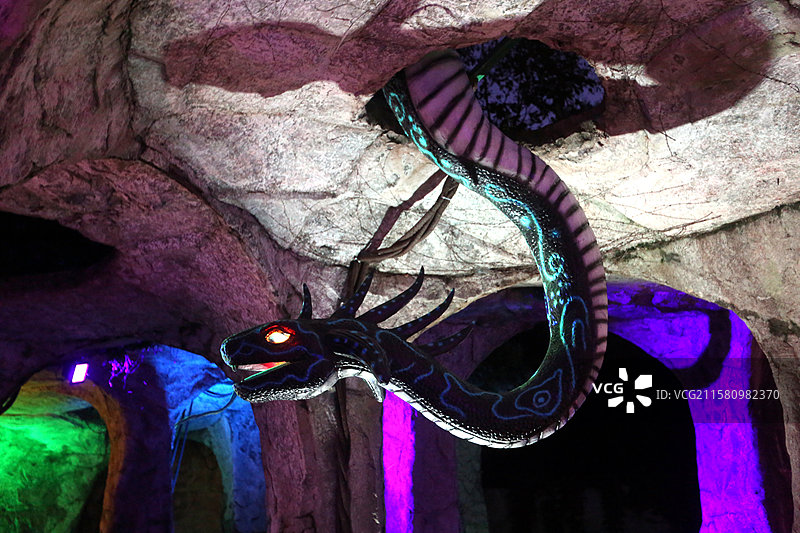 游客在沈阳植物园沉浸式的奇妙夜――“沐光森林”游玩。图片素材