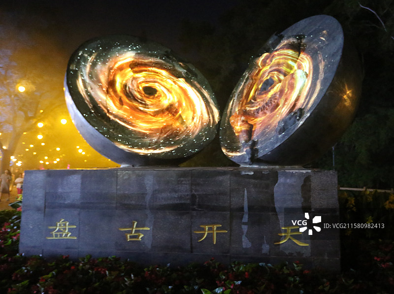 游客在沈阳植物园沉浸式的奇妙夜――“沐光森林”游玩。图片素材