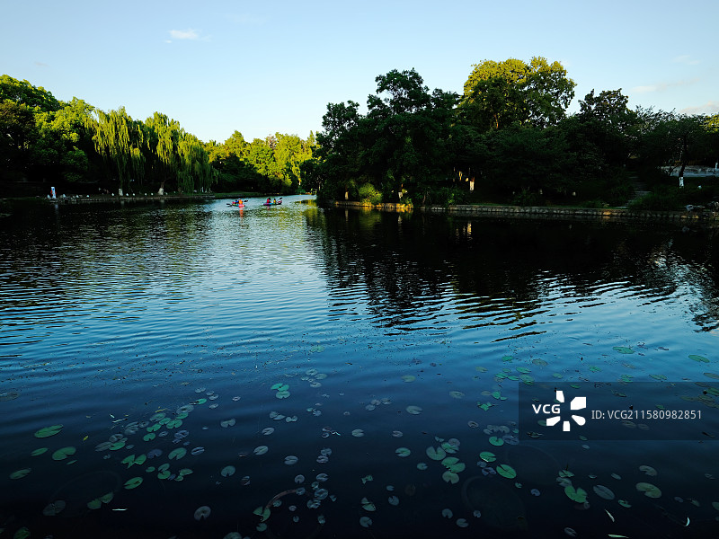 傍晚的湖面图片素材