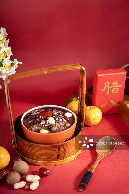 红色背景拍摄的中国传统民俗节气腊八粥图片素材