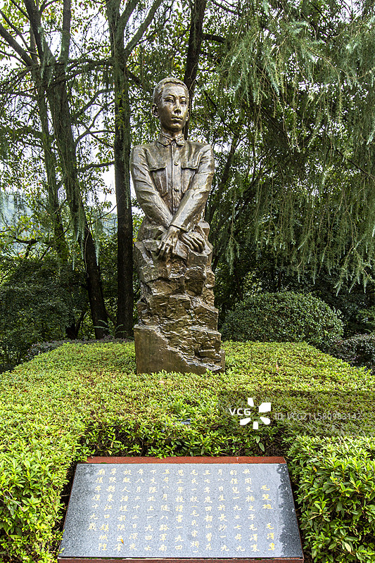 韶山烈士陵园内的毛泽东侄儿毛楚雄铜像图片素材