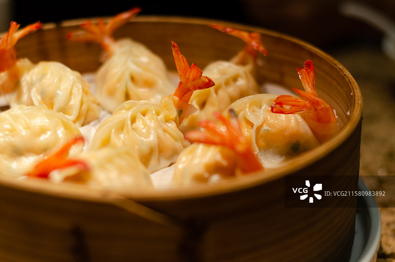 笼屉中的大虾汤包图片素材