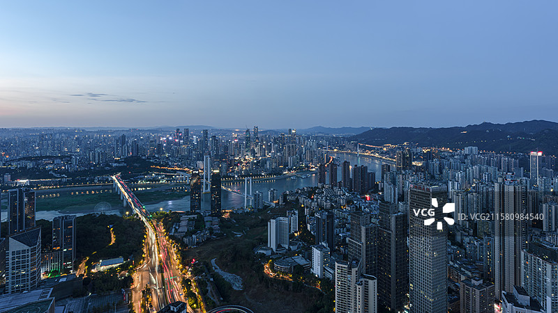 在重庆南坪最高楼楼顶俯瞰重庆夜景图片素材