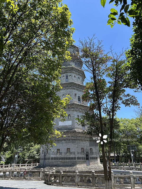 荆州万寿园古塔静立，岁月凝韵图片素材