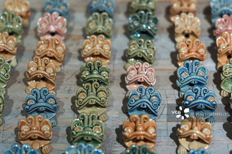 云南大理手工彩绘瓦猫摆件图片素材