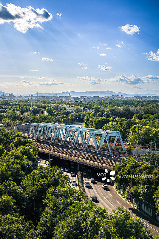 城市天际线与火车图片素材