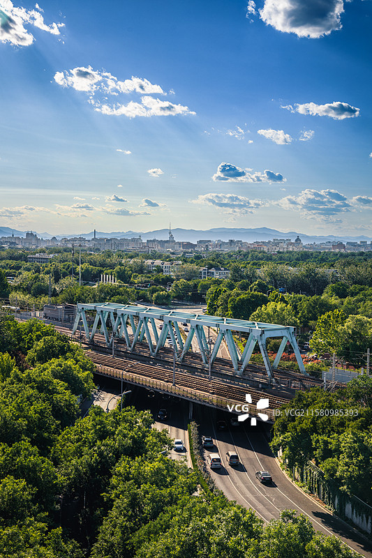 城市天际线与火车图片素材
