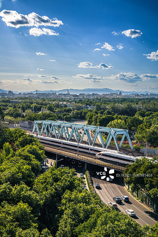 城市天际线与火车图片素材