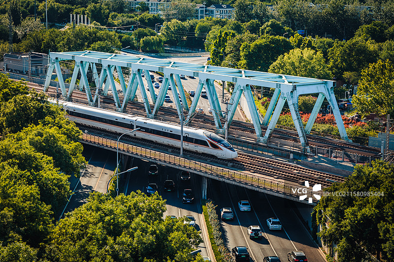城市天际线与火车图片素材